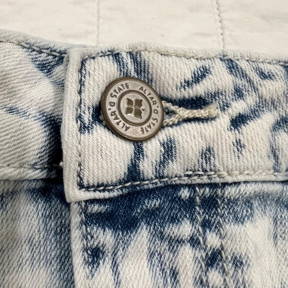 Altar'd State Denim Cloud Wash Distressed Frayed Hem Shorts--Size 28 - Picture 6 of 14